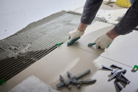 Le béton ciré transforme vos espaces, découvrez ses multiples applications